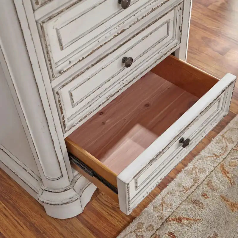 Commode à Lingerie Magnolia Manor en Blanc Antique Écorce Vieillie