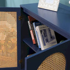 Meuble de rangement bleu avec portes en rotin et étagères réglables