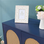Meuble de rangement bleu avec portes en rotin et étagères réglables