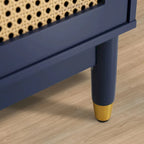 Meuble de rangement bleu avec portes en rotin et étagères réglables